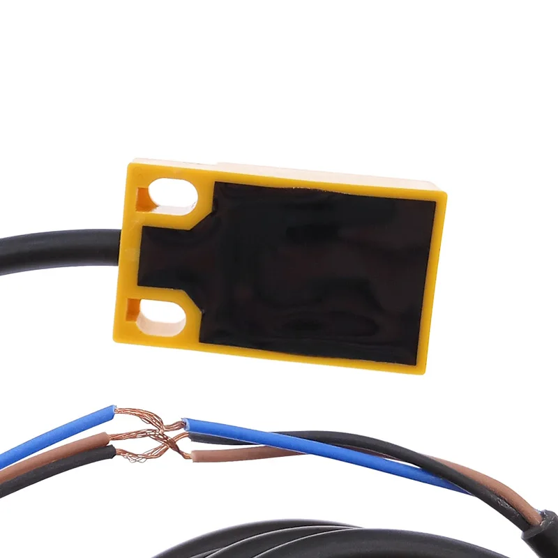 Un conector amarillo está unido a un alambre azul