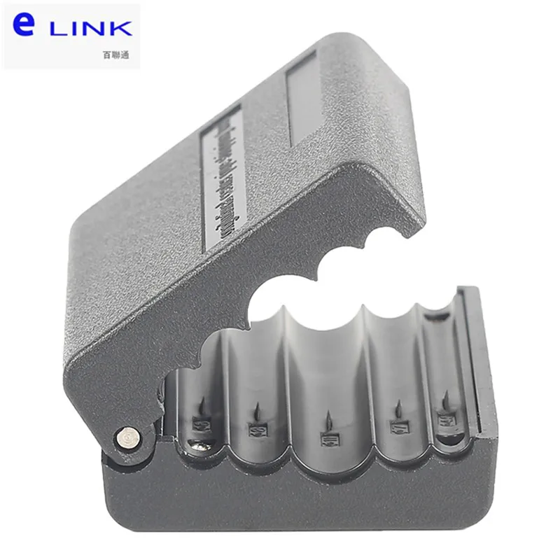 Una caja negra con una fila de baterías