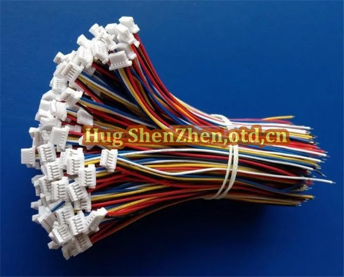 Un paquete de cables con un conector blanco en el extremo