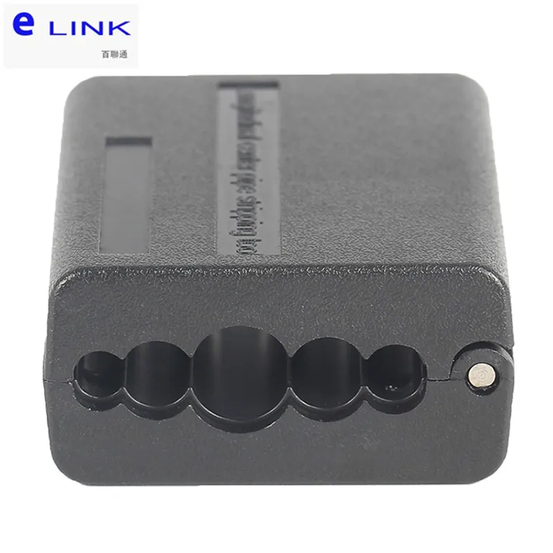 Una caja negra con una etiqueta blanca