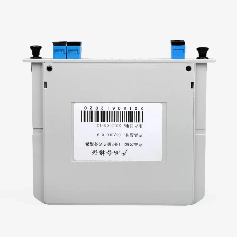 Una caja blanca con un código de barras y una pegatina