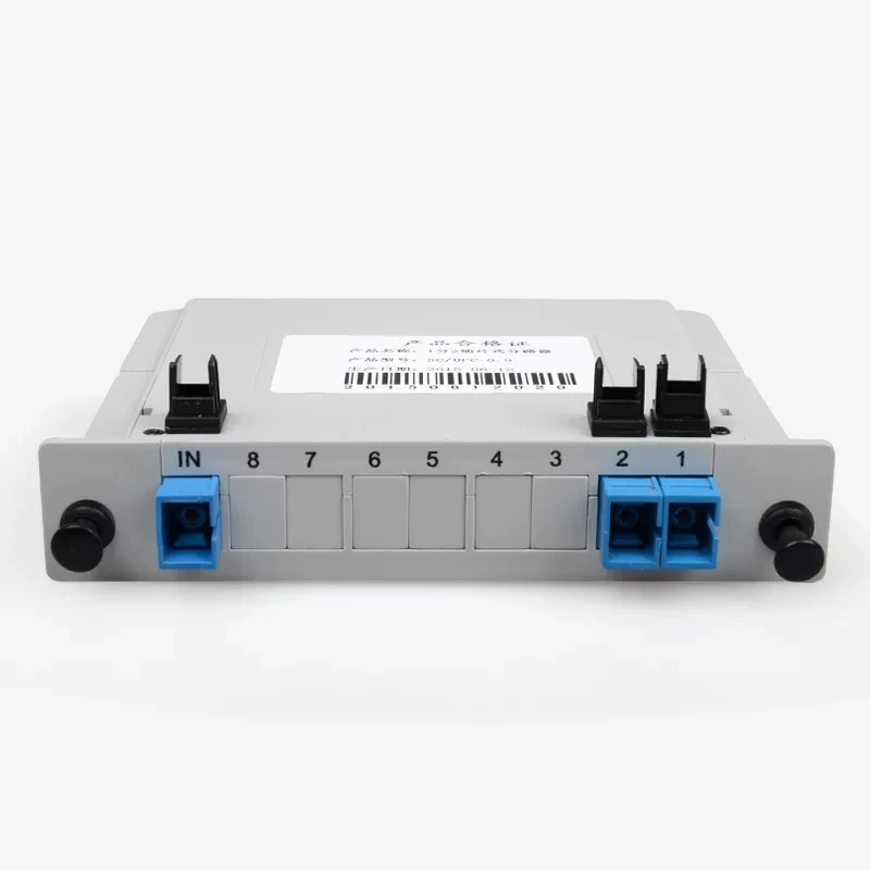 Una caja blanca con enchufes azules y negros