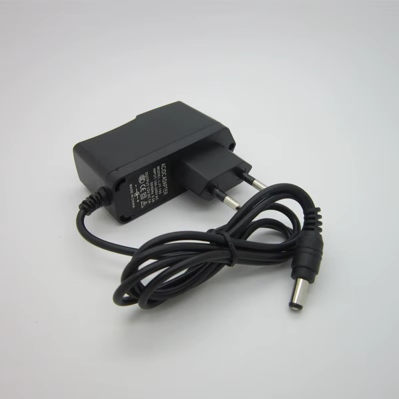 Cargador 10V 1A Multitensión 100-240V Enchufe UE y EE.UU.