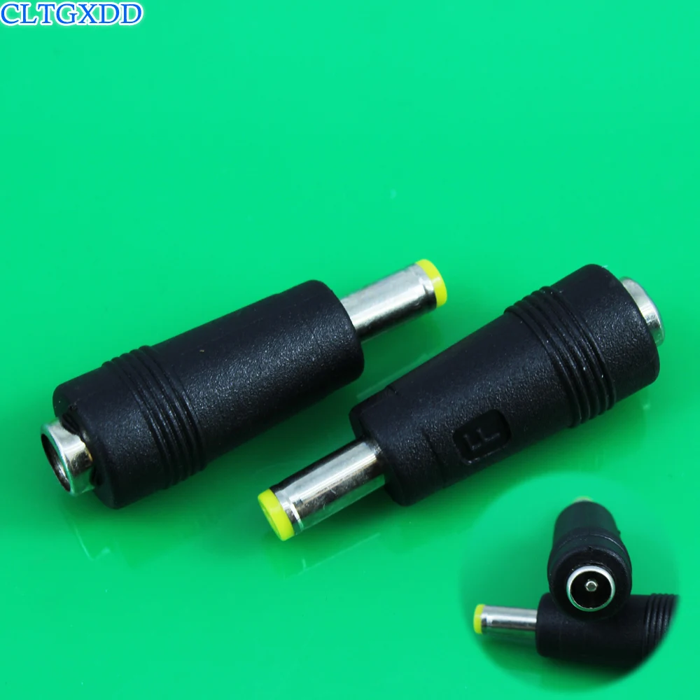 Un fondo verde con dos enchufes negros y un conector amarillo