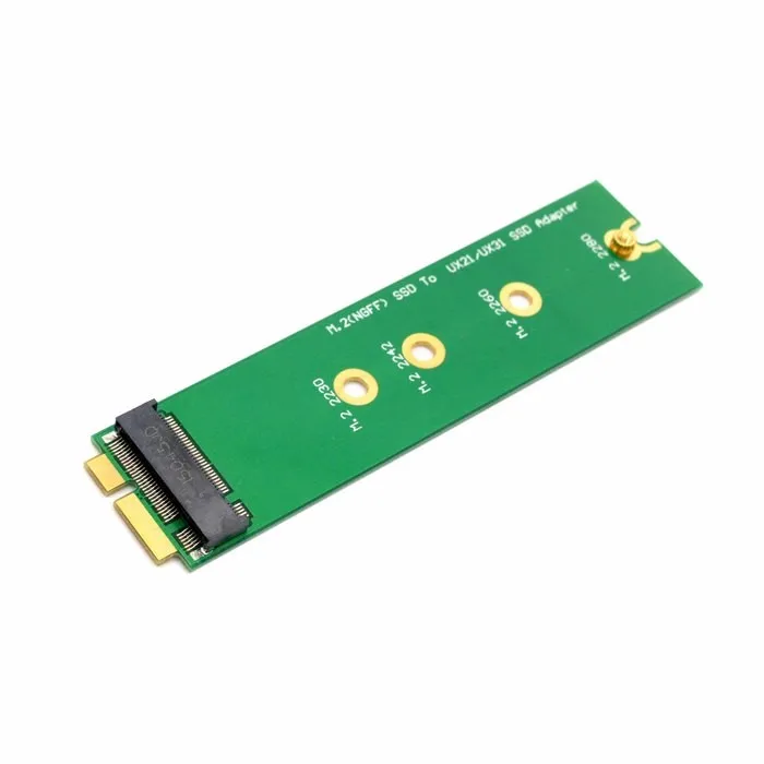 Una tarjeta verde y negra con tres hoyos