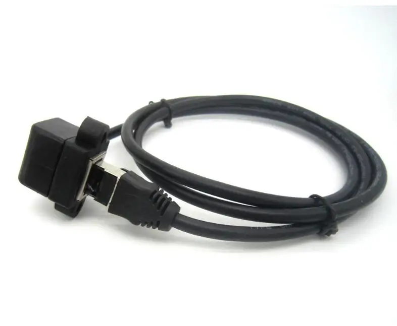 Detalle del conector RJ45 en ángulo recto del cable de extensión ethernet