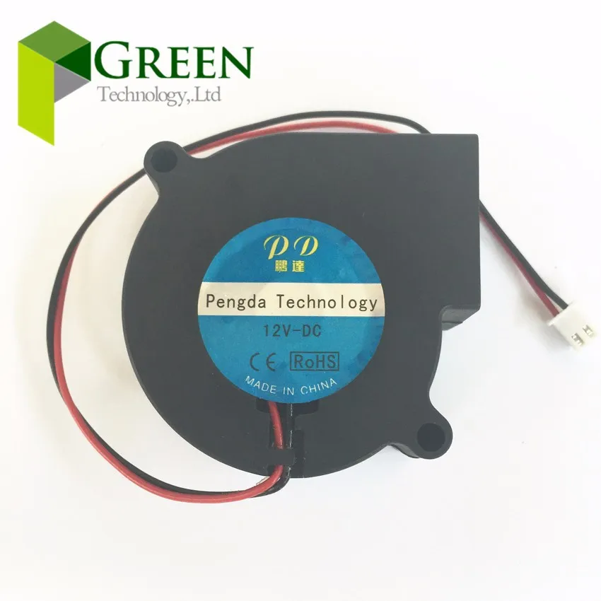 Una etiqueta negra y azul en un motor