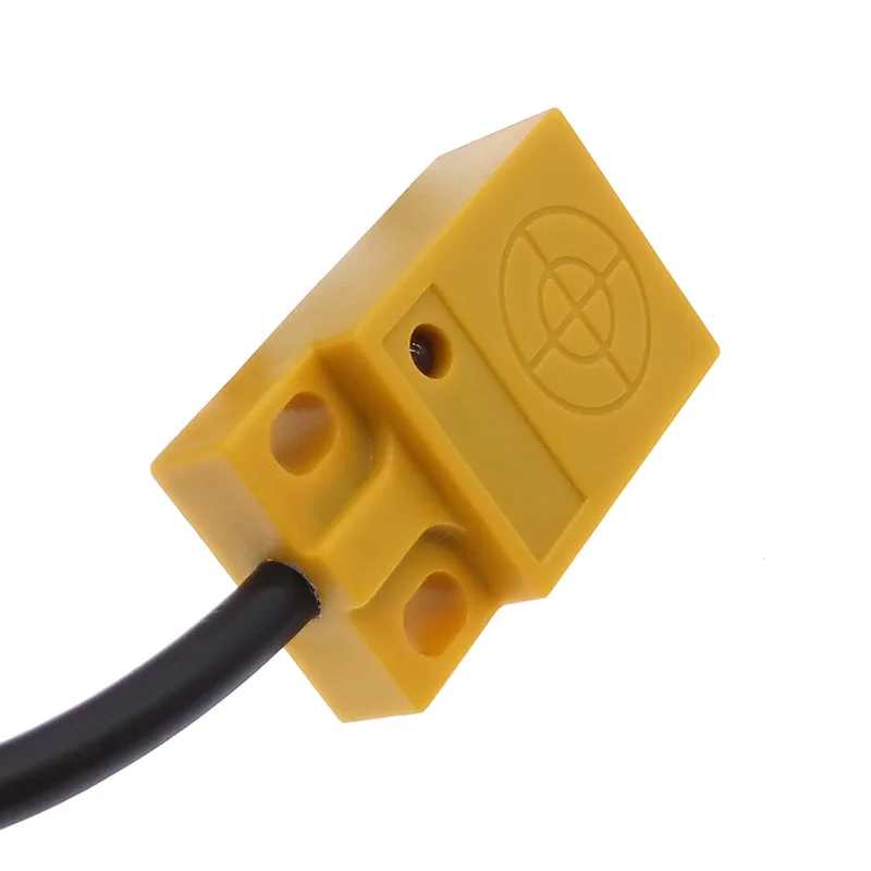 Un conector eléctrico amarillo con un cable negro