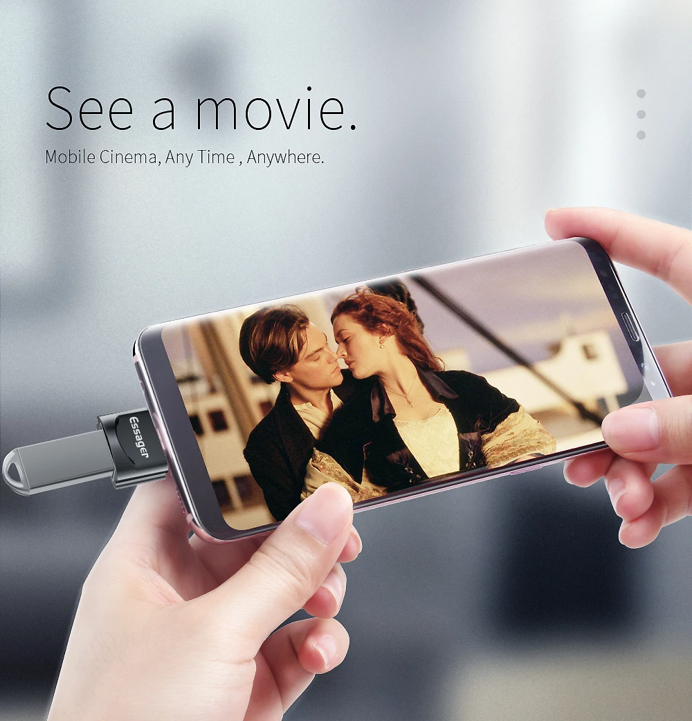 Una persona que sostiene un teléfono celular con una foto de un hombre y una mujer besándose en la pantalla