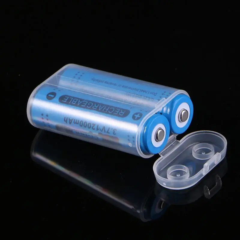 Una batería azul y blanca en una caja de plástico