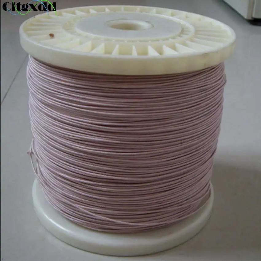 Un collar de hilo rosa en una base blanca