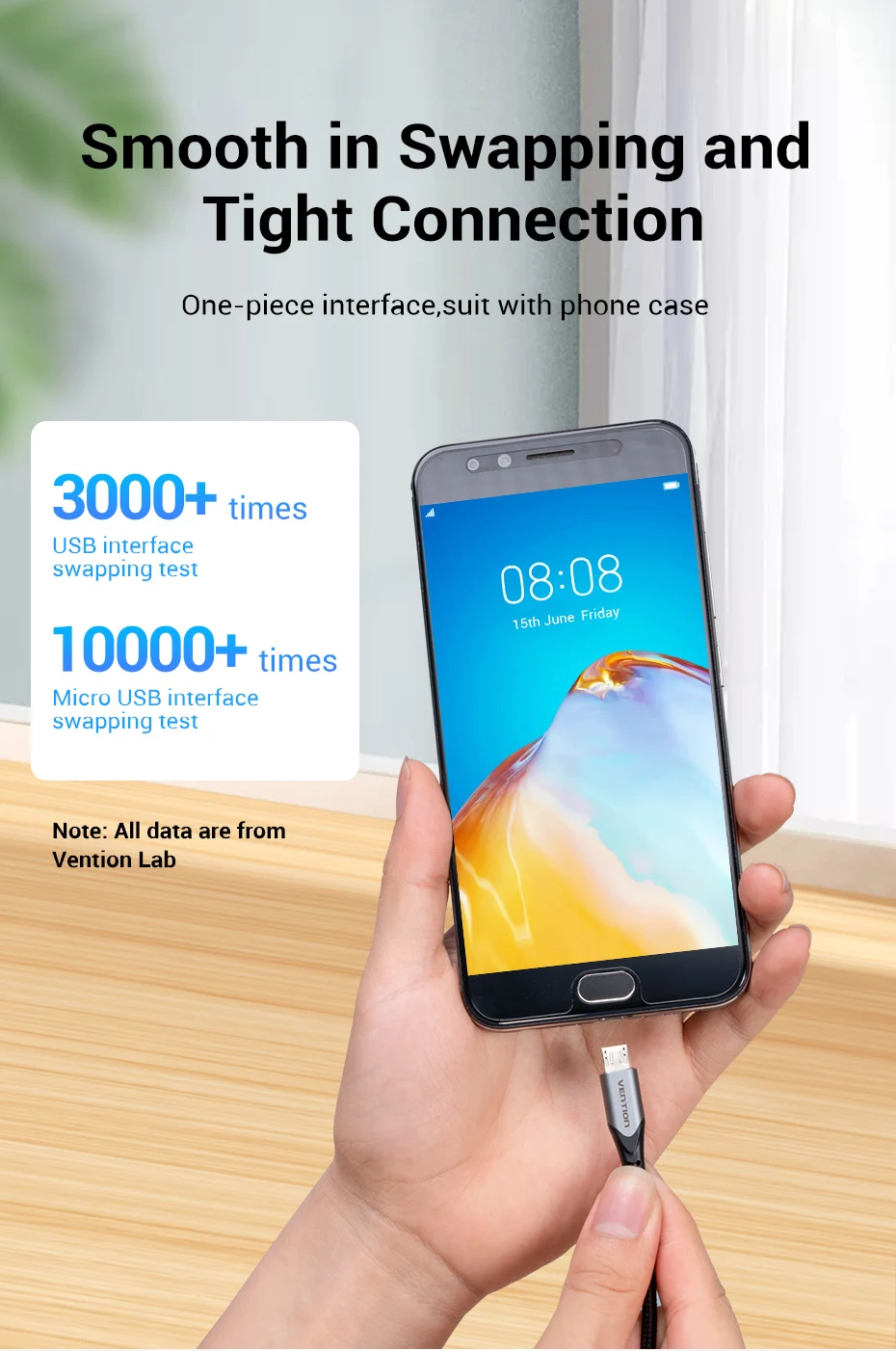 Una persona que sostiene un teléfono inteligente con un cable USB conectado a su puerto USB tipo C. El teléfono muestra un fondo de pantalla colorido con la hora 08:08 visible en la pantalla. El fondo sugiere un ambiente interior con una vista borrosa de una habitación.