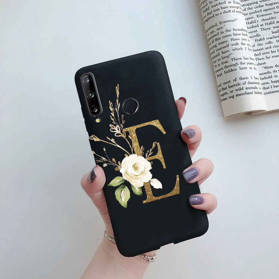 un teléfono celular con una flor y una letra E
