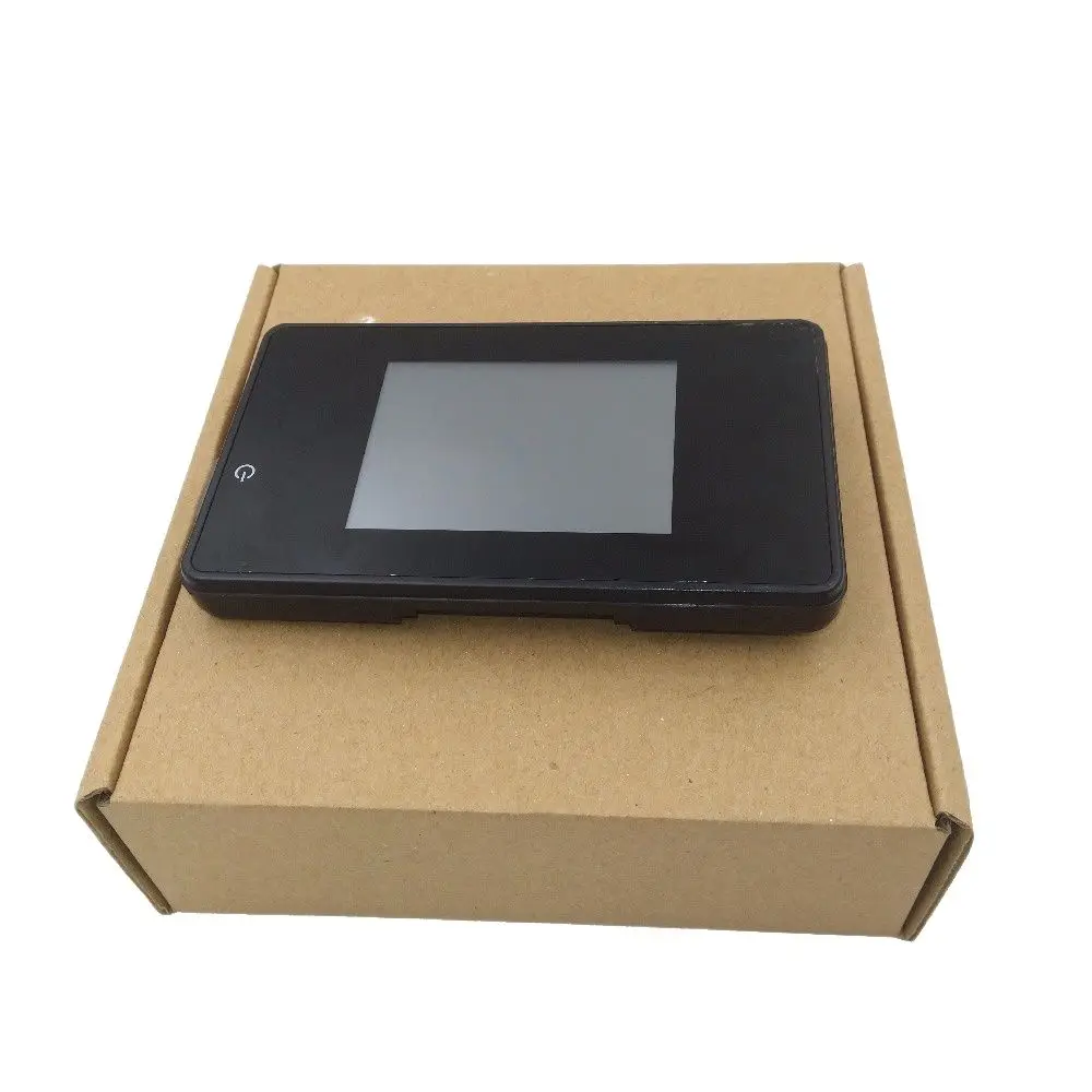 Una caja negra con un dispositivo electrónico en el interior