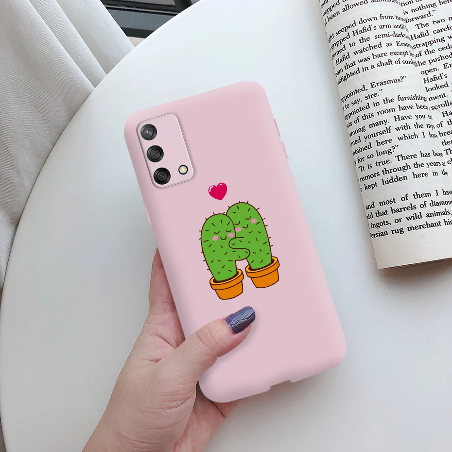 Una persona que sostiene un teléfono celular rosa con un cactus