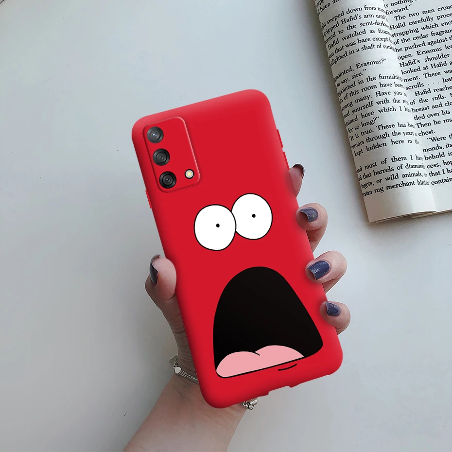 Una persona que sostiene un teléfono con un teléfono rojo con una cara de dibujos animados