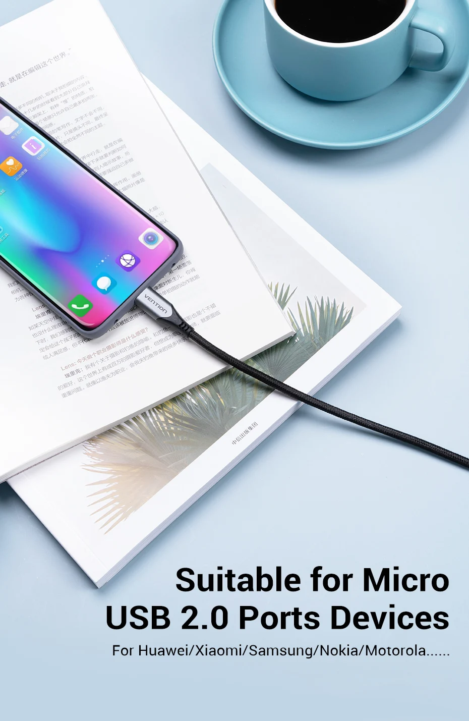Un teléfono inteligente con un fondo de pantalla colorido conectado a un cable USB. El cable está conectado a lo que parece ser un puerto USB de un dispositivo o una estación de carga.