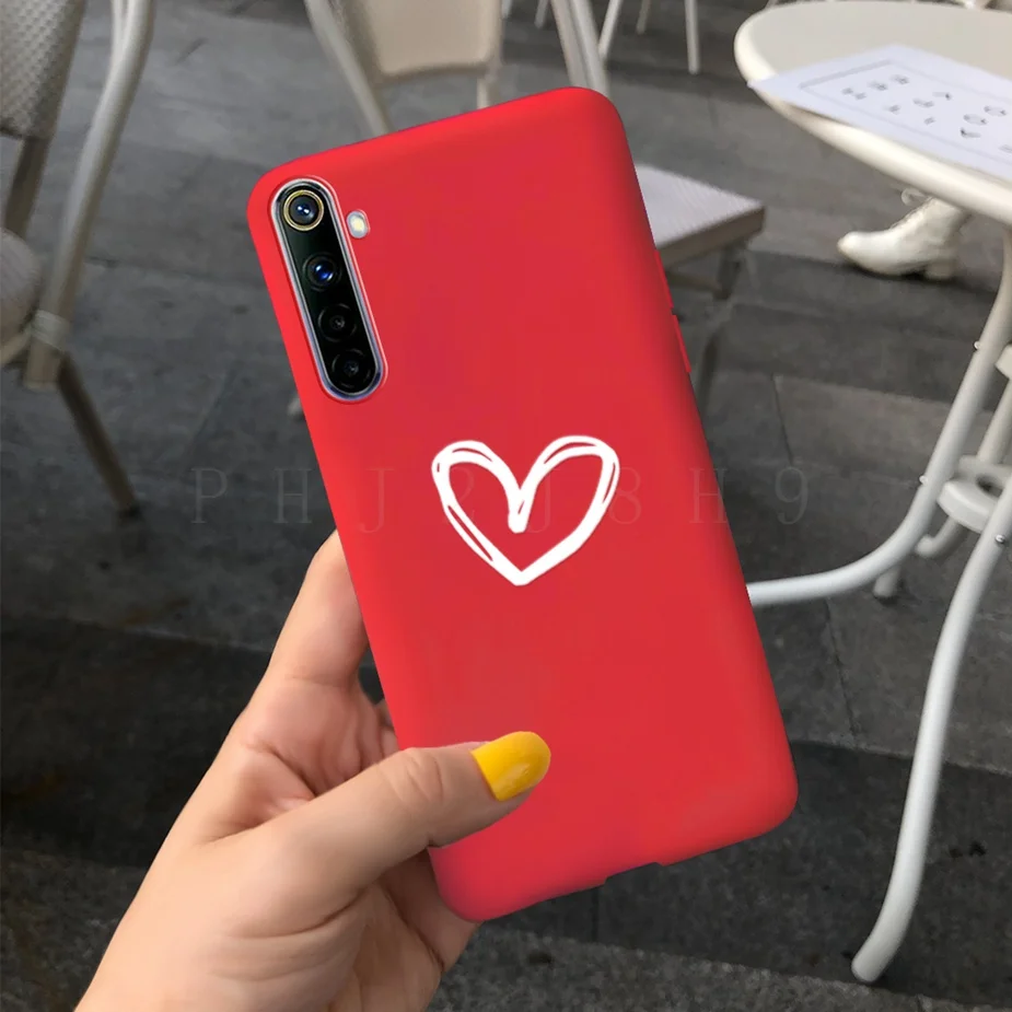 Una persona que sostiene un teléfono con un teléfono rojo con un corazón