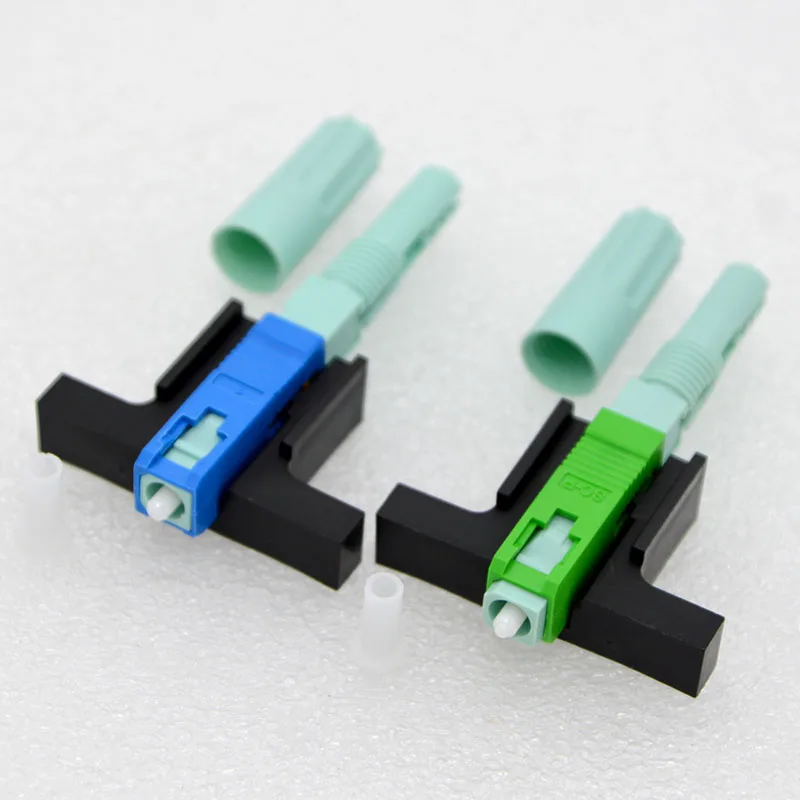 Dos enchufes verdes y azules sobre un fondo blanco