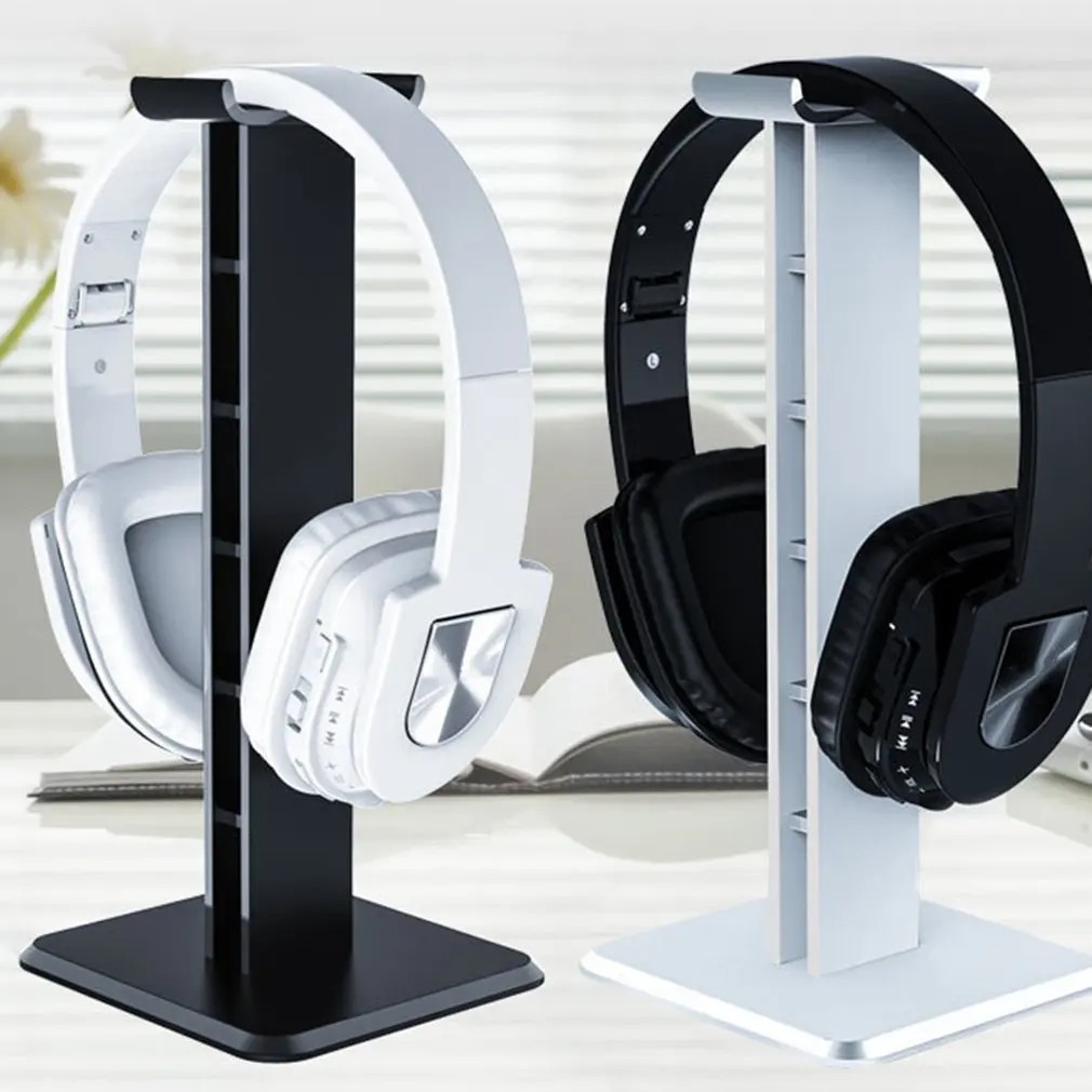 Un soporte de auriculares blancos y negros con dos auriculares