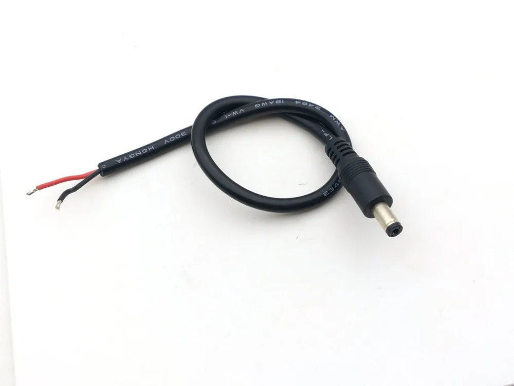 Un cable negro con un enchufe amarillo en el extremo