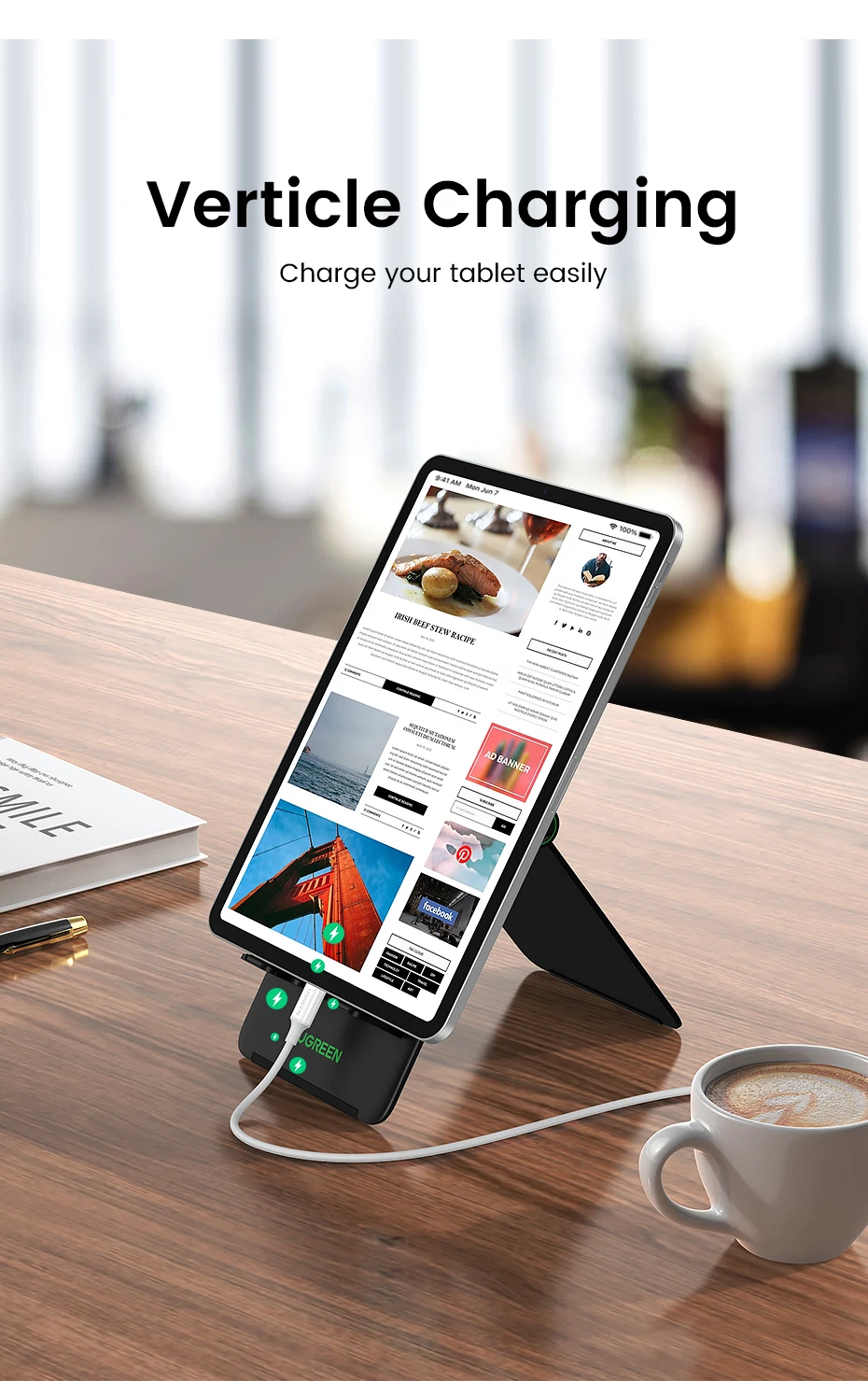 Una tableta está cargando en una mesa de madera