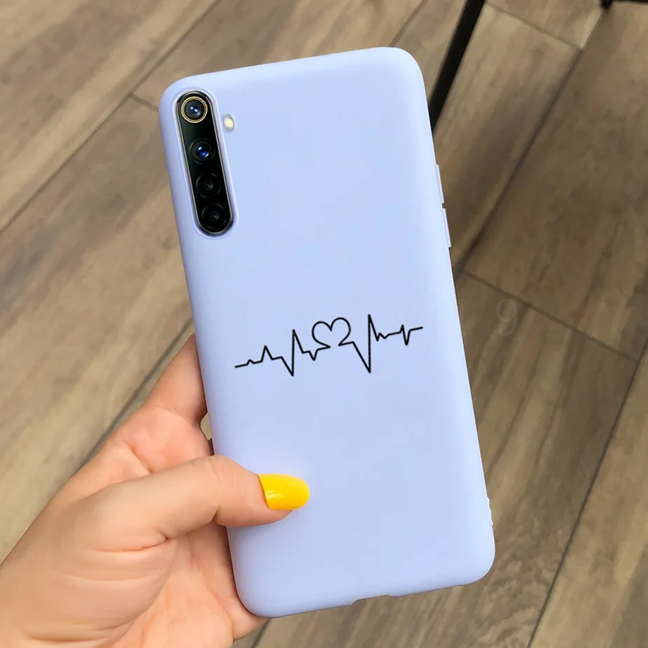 Una persona que sostiene un teléfono celular azul con un diseño de latido