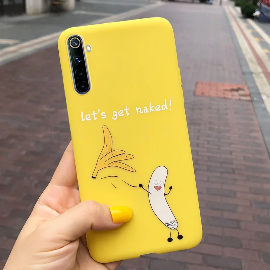 Una persona que sostiene un teléfono celular amarillo con un plátano