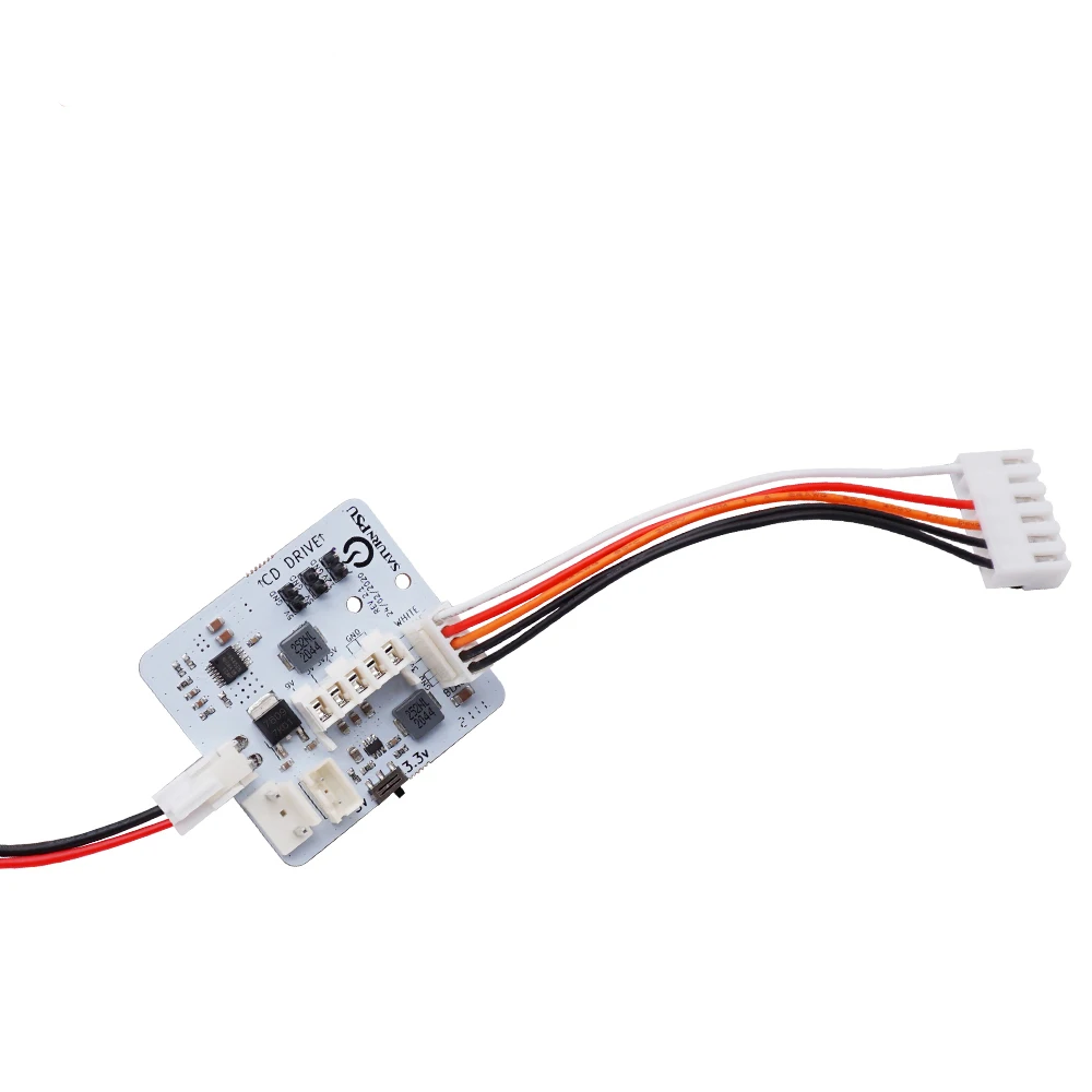 Un dispositivo electrónico blanco y negro con un cable rojo y negro