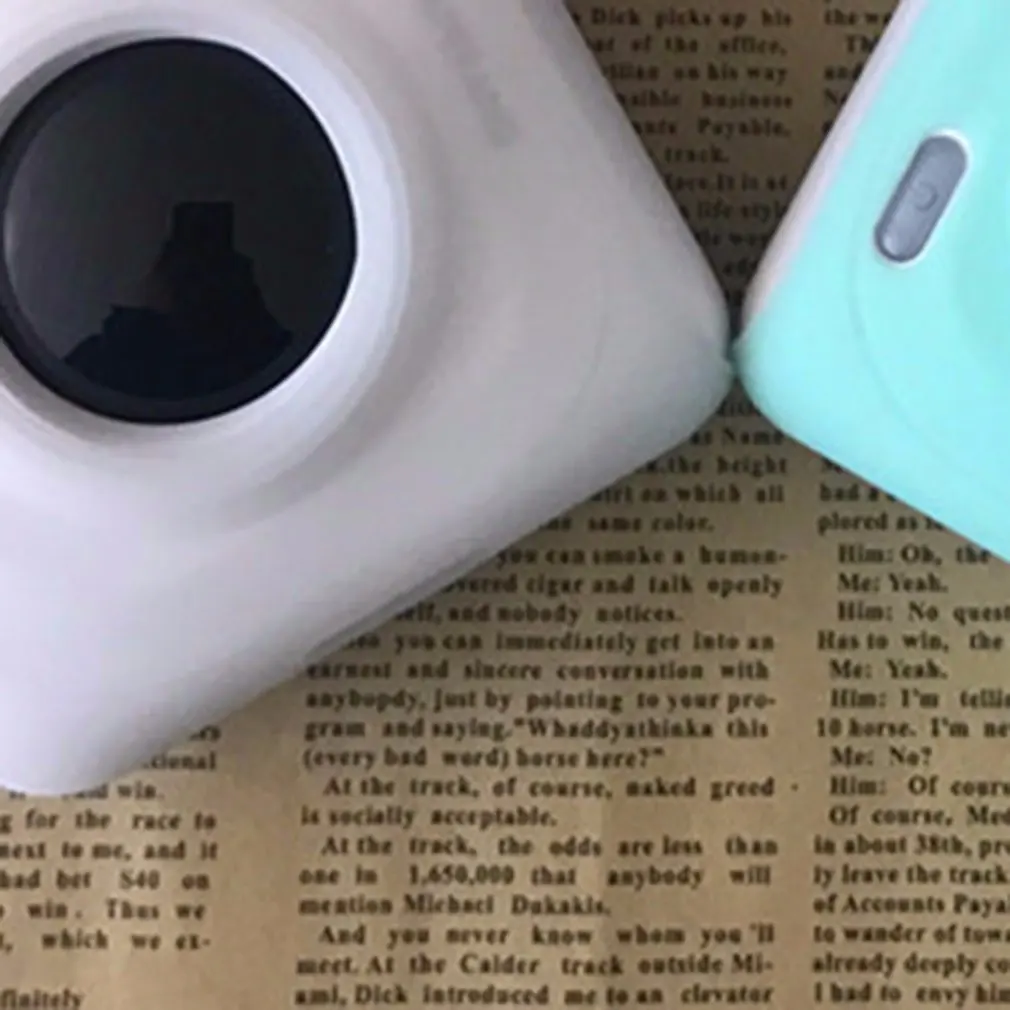 Dos teléfonos celulares están sentados encima de un periódico