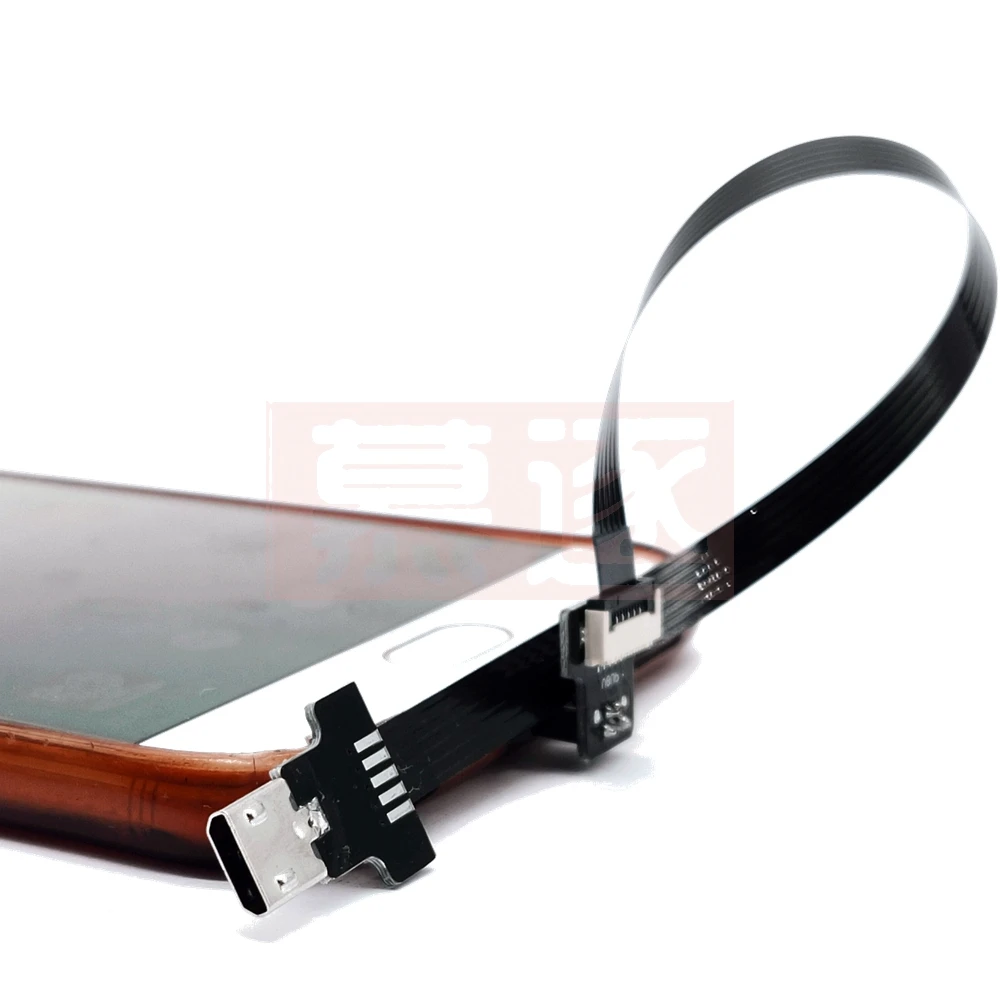 Un teléfono celular blanco con un cable negro conectado