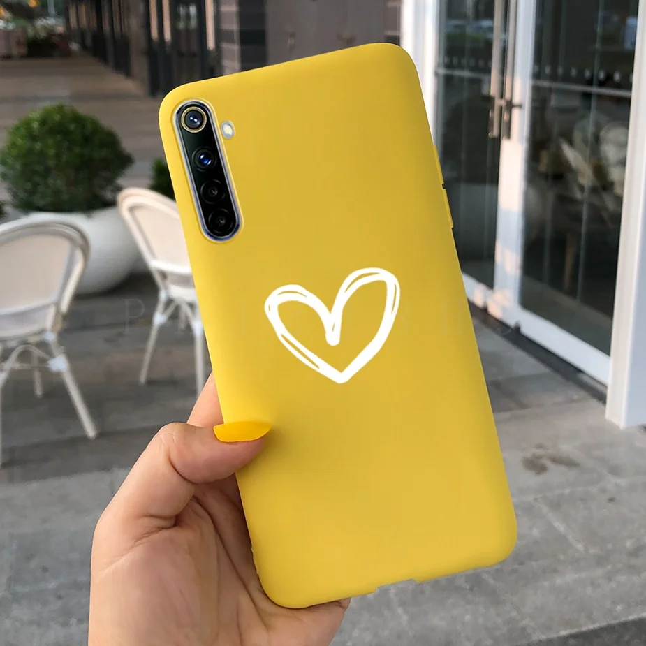 Una persona que sostiene un teléfono celular amarillo con un corazón