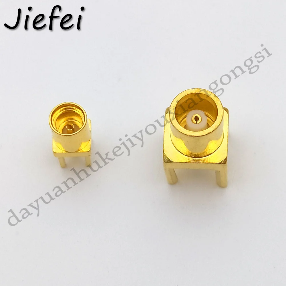 Una pieza de hardware de color dorado con un agujero en el centro