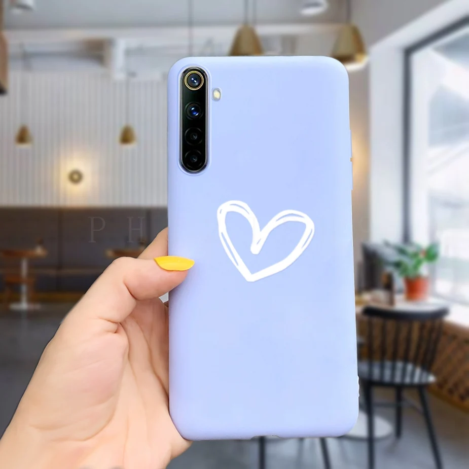 Una persona que sostiene un teléfono azul con un corazón