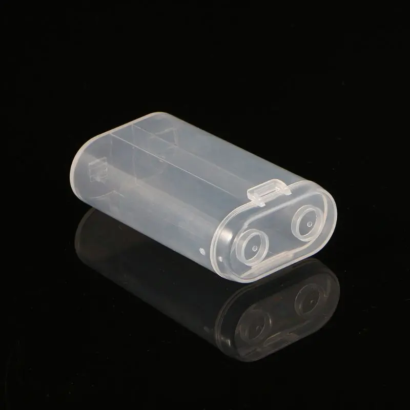 Una caja de plástico transparente con un pestillo plateado