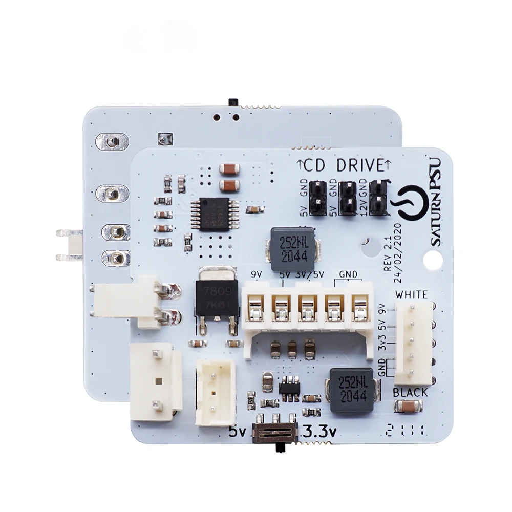 Una placa de circuito blanco con un negro y una etiqueta