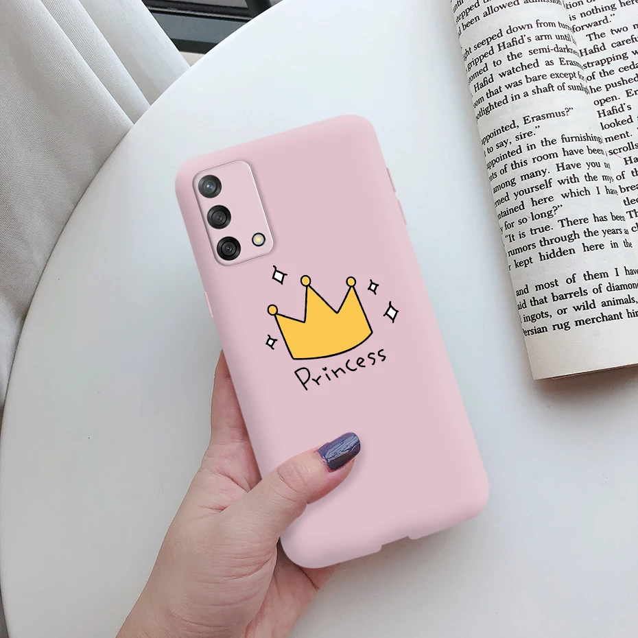 Un estuche rosa con una corona