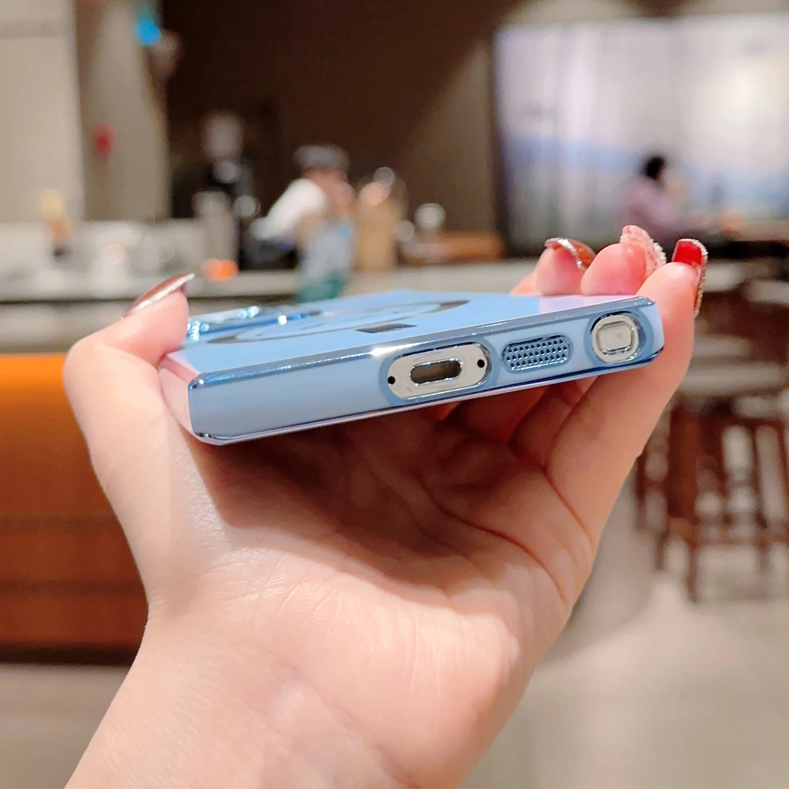 Una persona que sostiene un teléfono celular en la mano