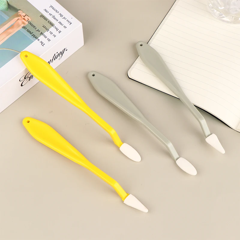 Un cepillo de dientes amarillo y gris en una mesa