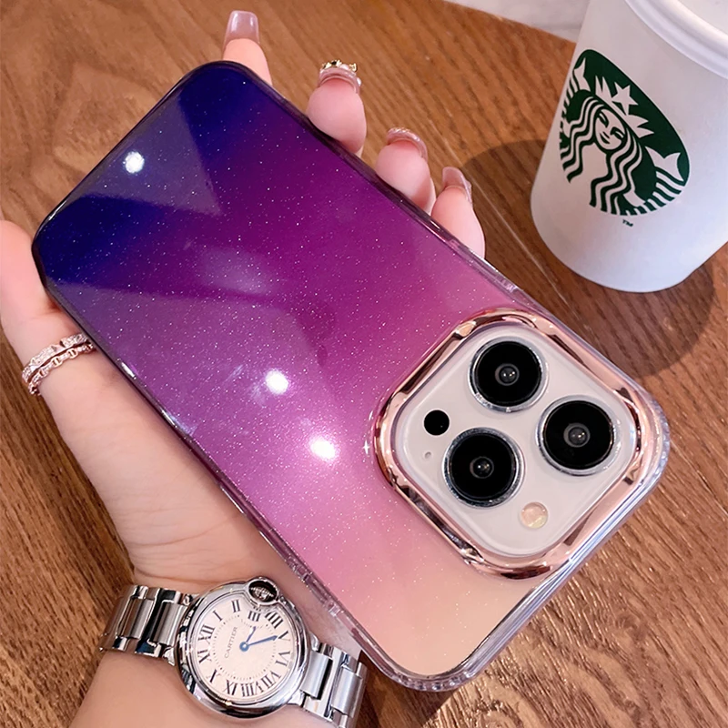 Una persona que sostiene un teléfono celular con una caja rosada y un reloj en su muñeca