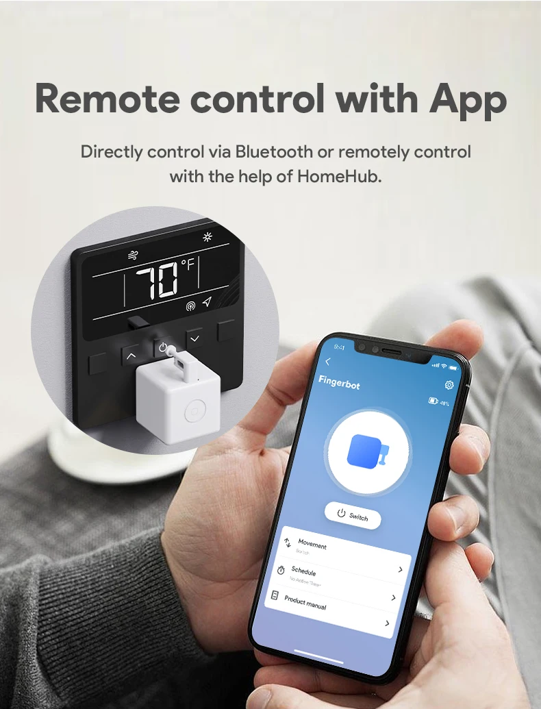 Una persona que sostiene un teléfono celular y control remoto