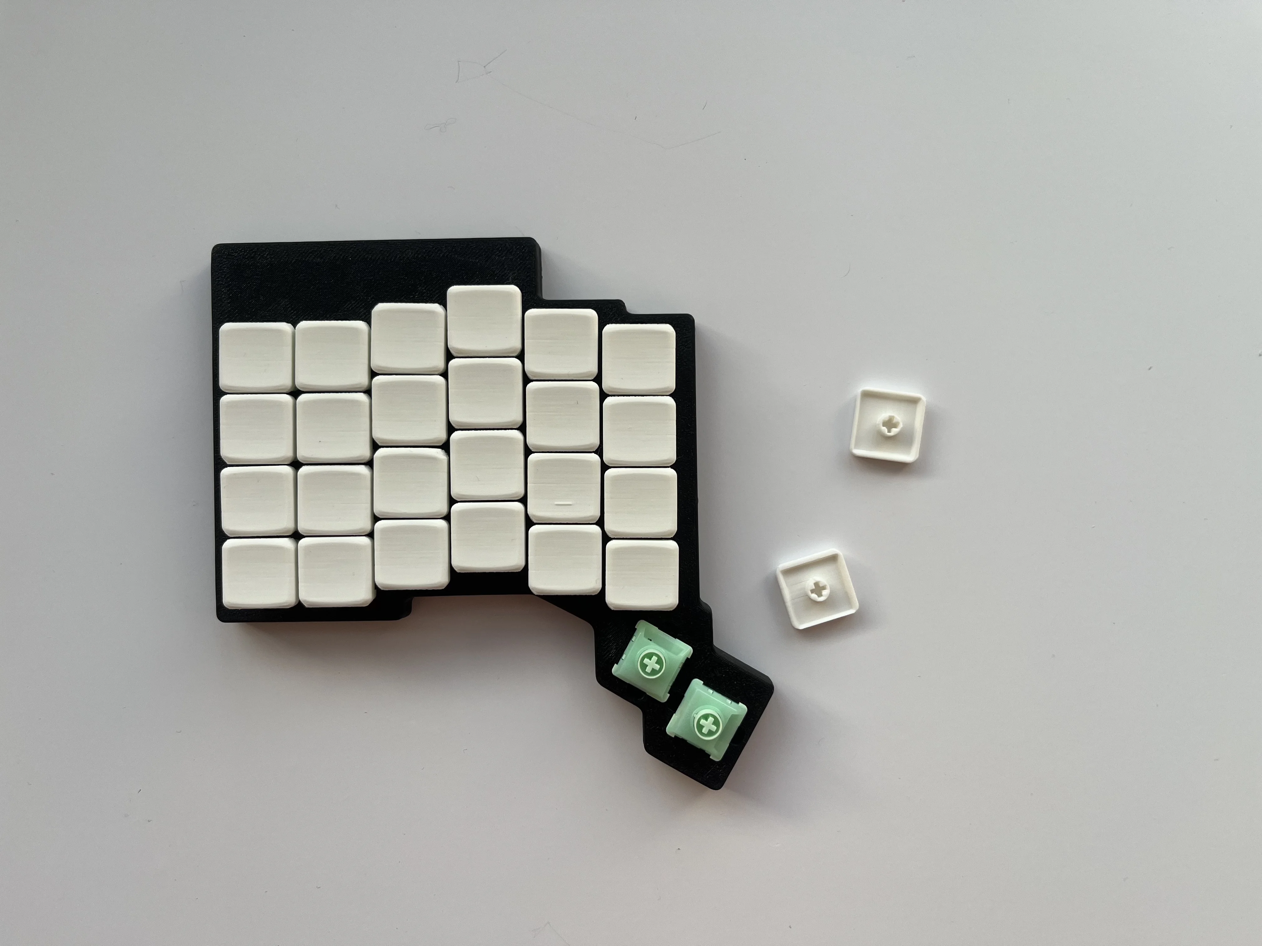 Teclado dividido de perfil bajo RGB inspirado en Voyager para interruptor CHOC V1 y V2 Compatible con MagSafe funda FDM intercambiable en caliente con cable QMK - imagen 4