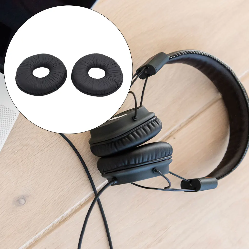 Un par de auriculares con un cordón negro y almohadillas de oreja negra