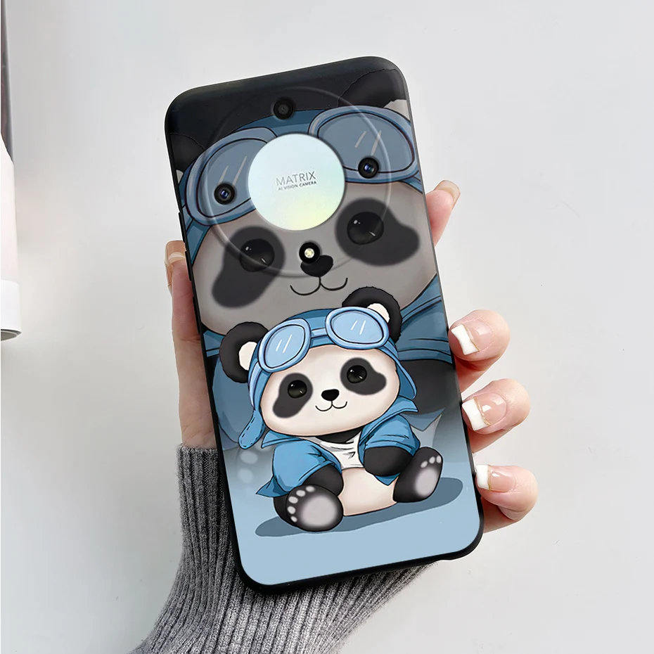 Una persona que sostiene un teléfono con panda