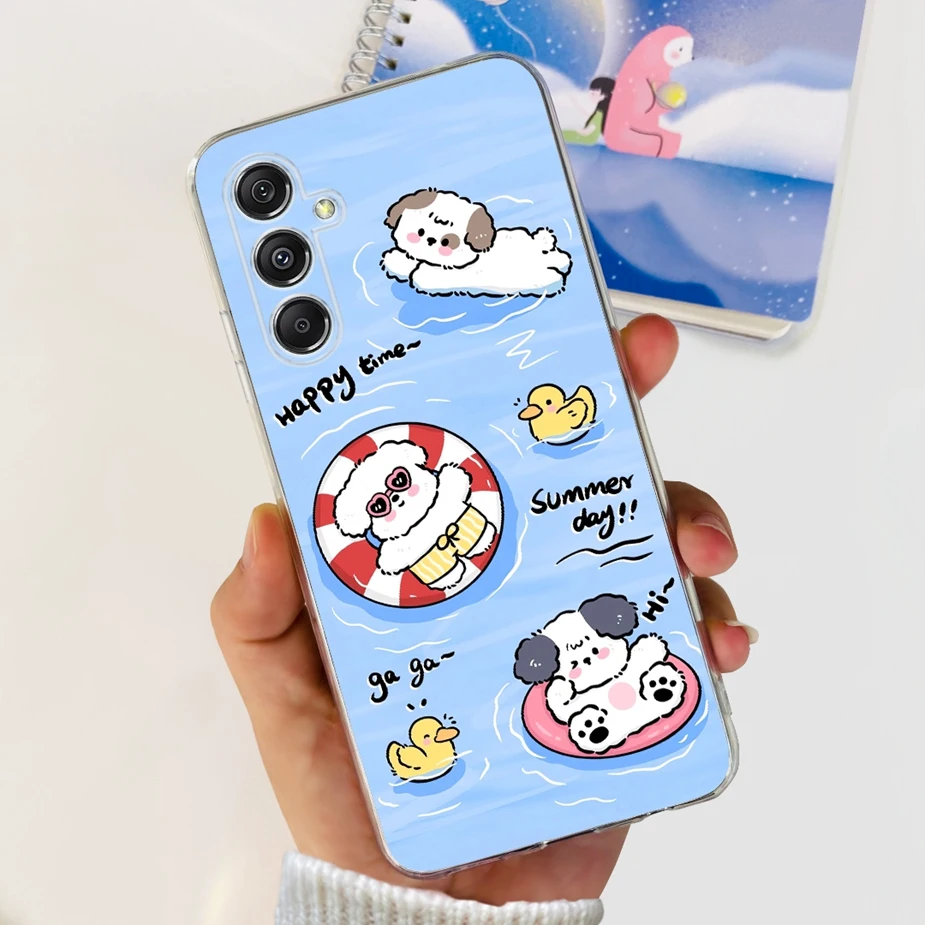 Una persona que sostiene un teléfono con pegatinas