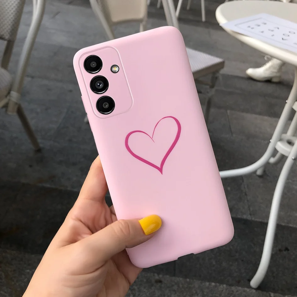 Un teléfono celular rosa con un corazón