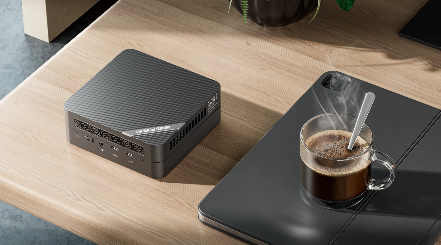 Una taza de café en una mesa al lado de la computadora