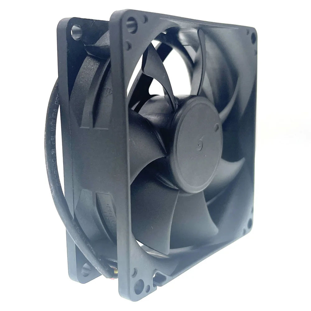 Un ventilador negro con una base