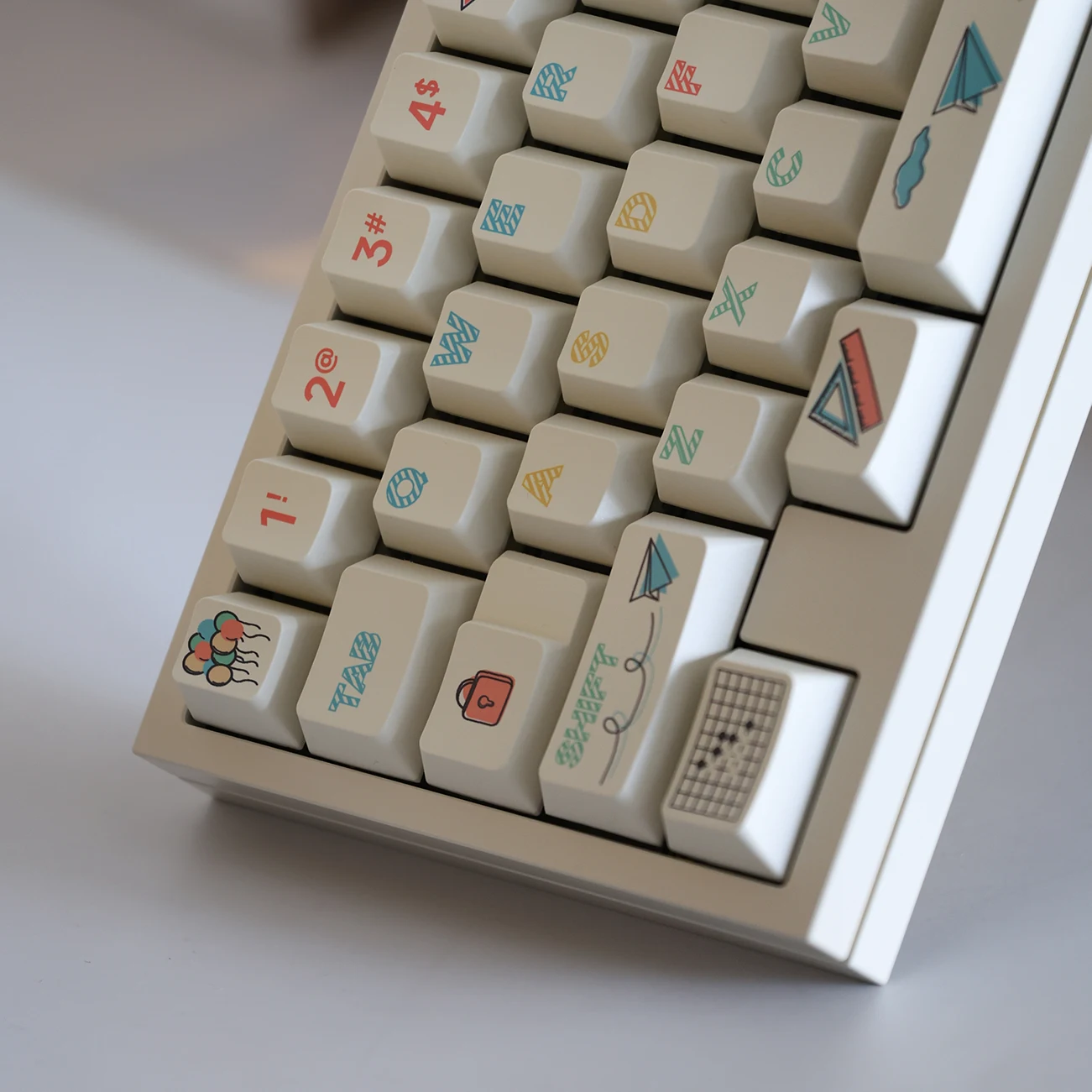 Teclas de sublimación Pbt de altura de cereza con tema de avión de papel, dibujos animados blancos simples para teclas personalizadas Diy - imagen 3