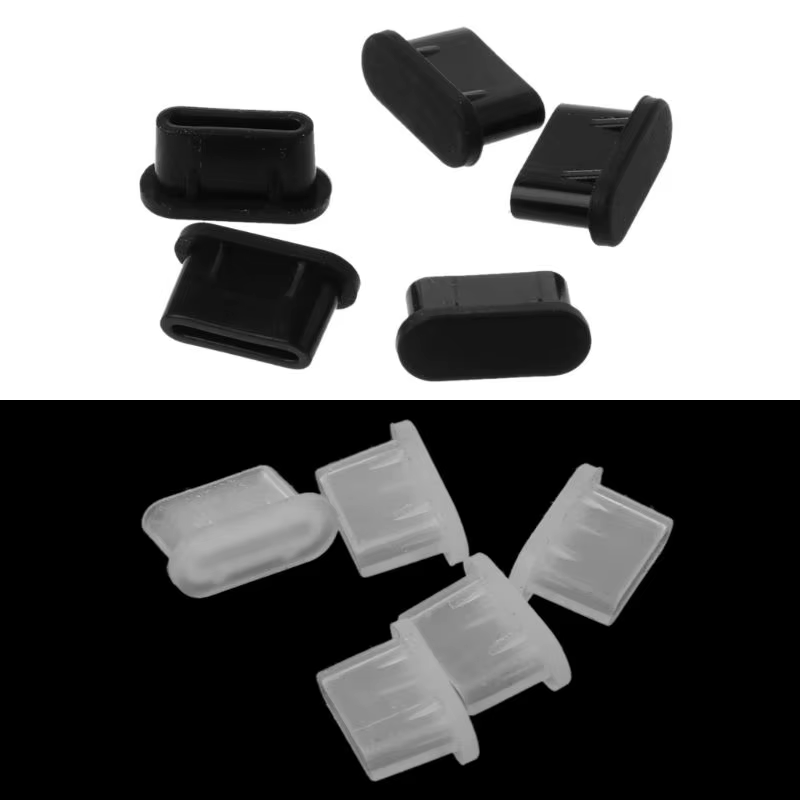 Tapón antipolvo tipo C en color negro insertado en puerto USB-C